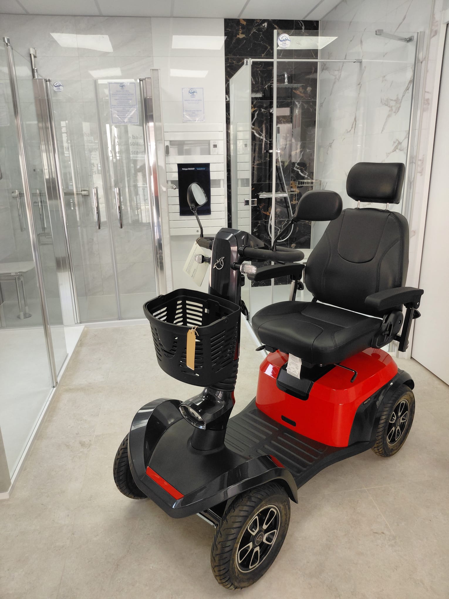 Scooter au magasin de Beaurepaire Philippe Roussey